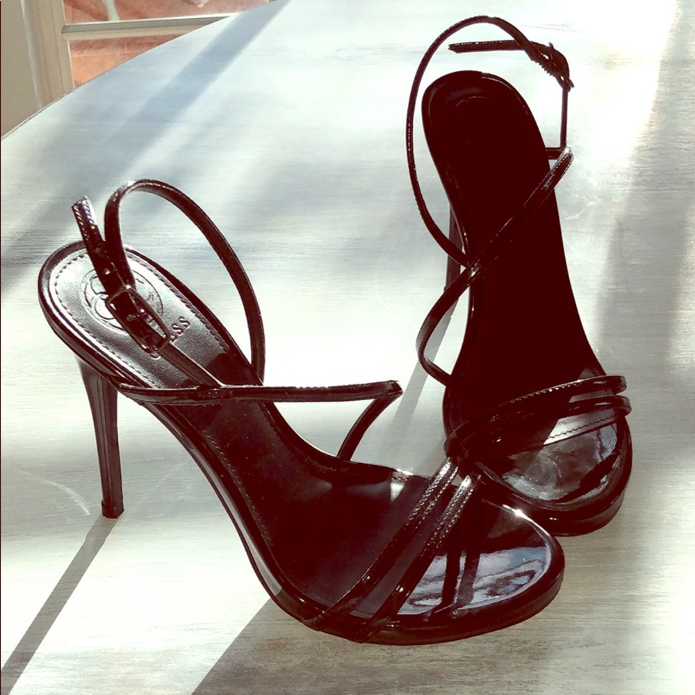 Black strappy heel 👠